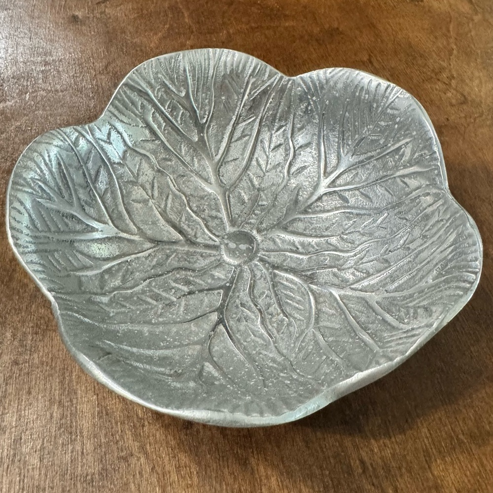 Metal lettuce leaf bowl